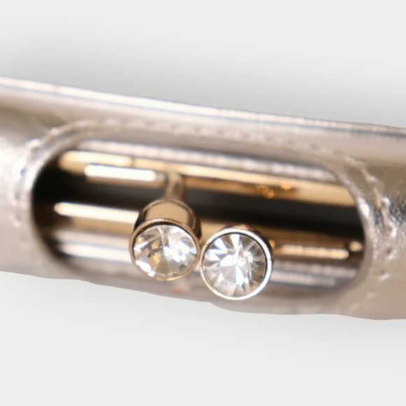 LIMITED WOMENS SILVER CLUTCH WALLET WITH DIAMOND CLASPS AND CARD SLOTS - Picture 2 of 12